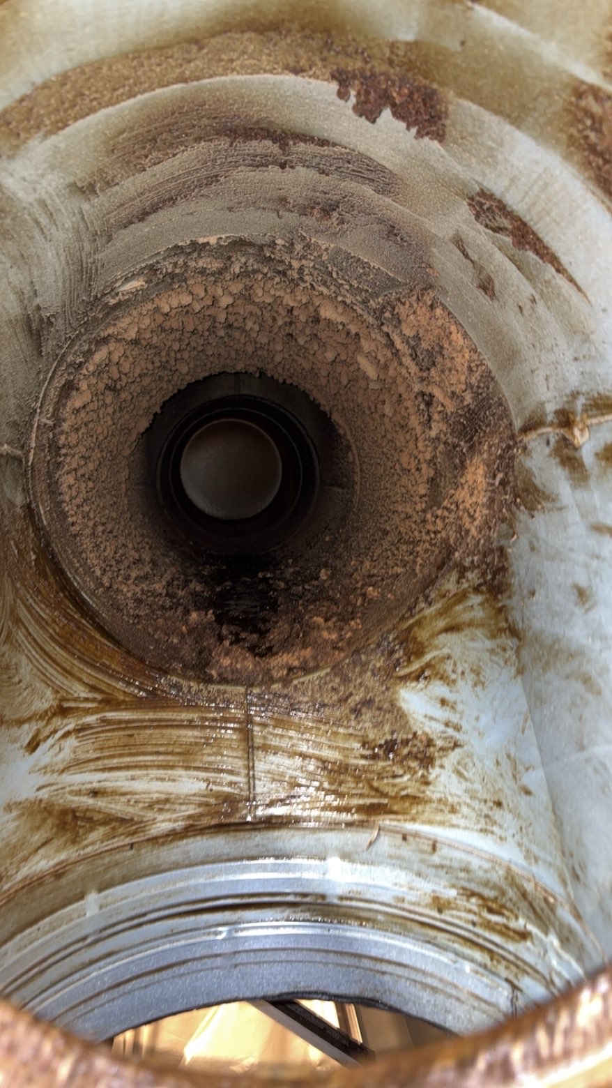 Conduit d'extraction encrassé avant dégraissage